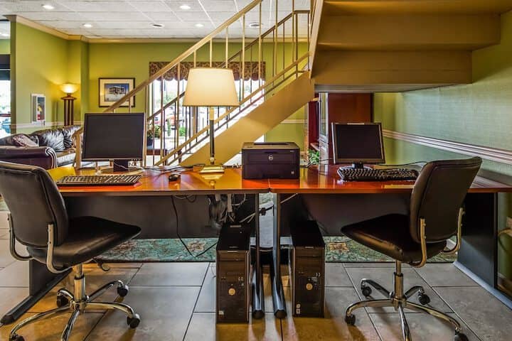 Business Center 15 of 18